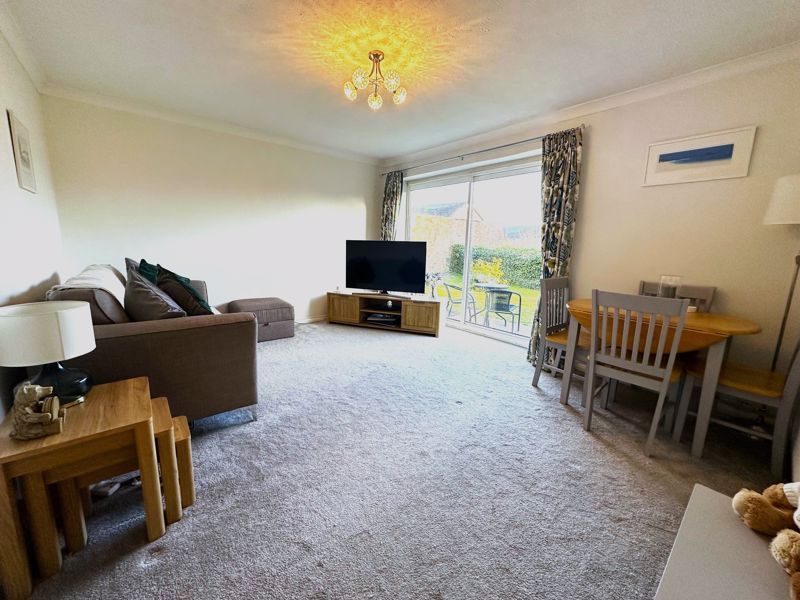 2 bed flat for sale in Wiltshire Road, Marlow SL7, £280,000