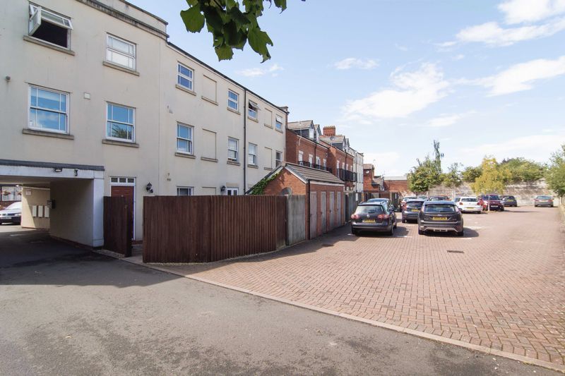 2 bed flat for sale in Newtown Road, Hereford HR4, £145,000