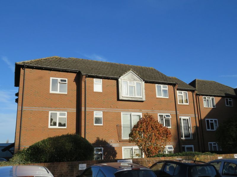 2 bed flat to rent in Wethered Road, Marlow SL7, £1,250 pcm