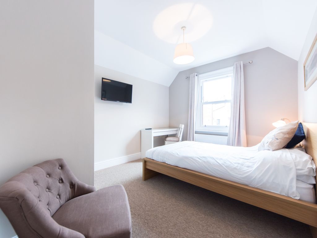 Room to rent in Waylen Street, Reading RG1, £895 pcm