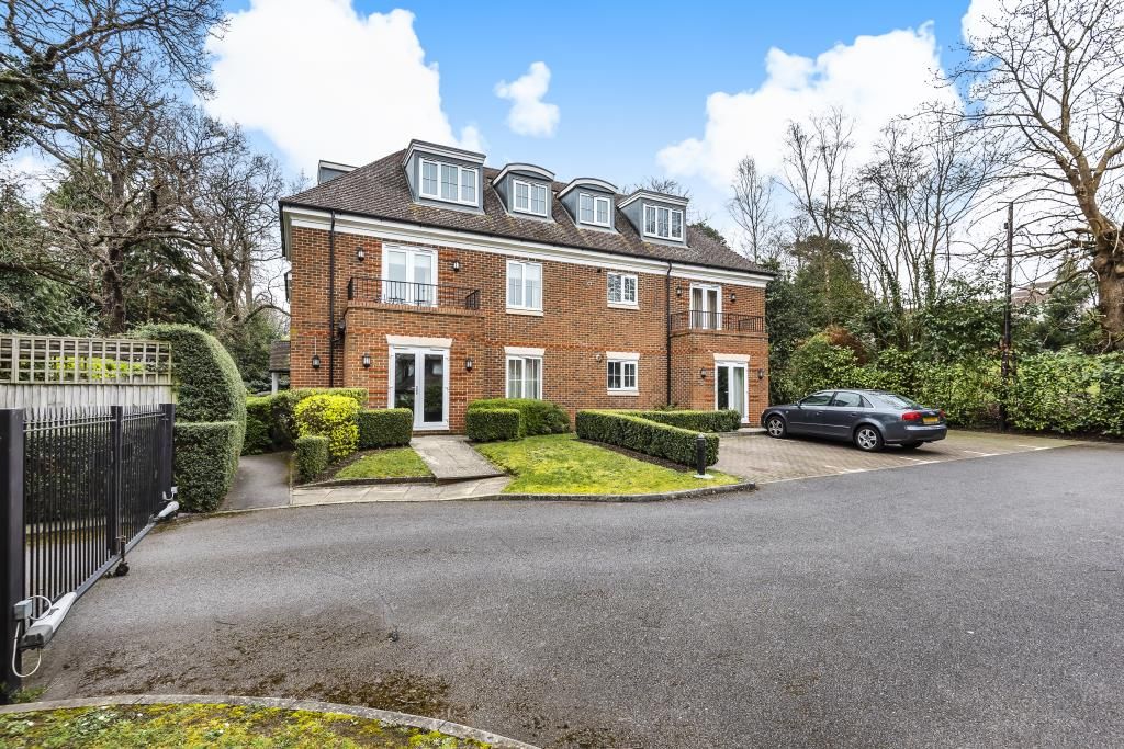 2 bed flat to rent in Sunningdale, Berkshire SL5, £1,750 pcm