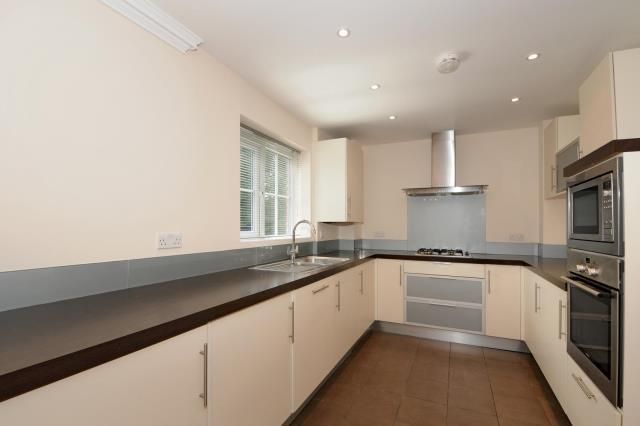 2 bed flat to rent in Sunningdale, Berkshire SL5, £1,750 pcm