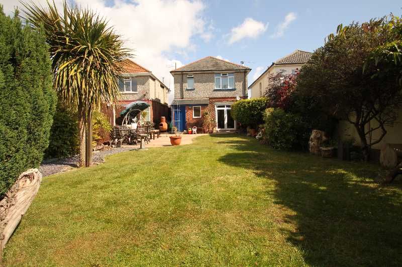 4 bed detached house to rent in Columbia Road, Bournemouth BH10, £2,000 pcm