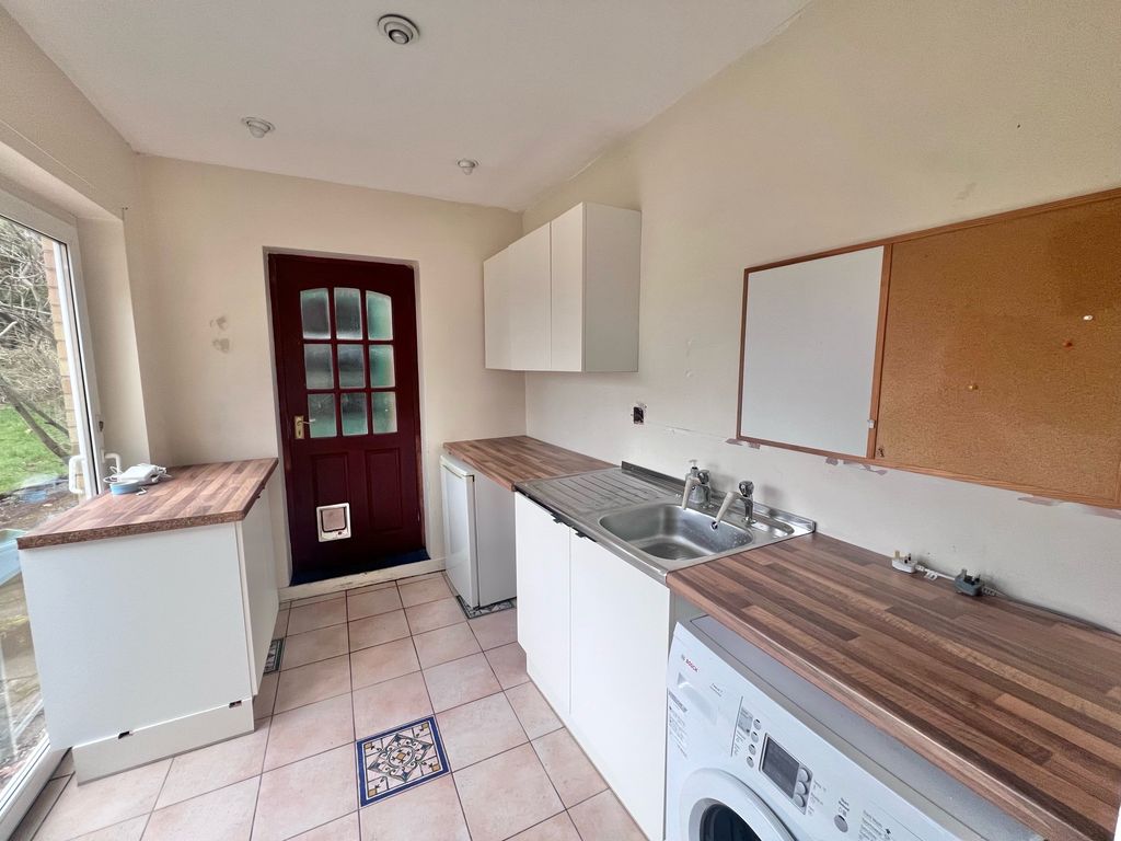 4 bed detached house to rent in Elmfield Way, Sanderstead, South Croydon CR2, £2,500 pcm