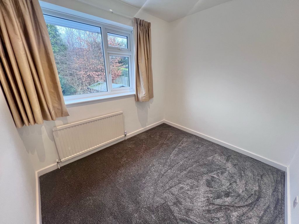 4 bed detached house to rent in Elmfield Way, Sanderstead, South Croydon CR2, £2,500 pcm