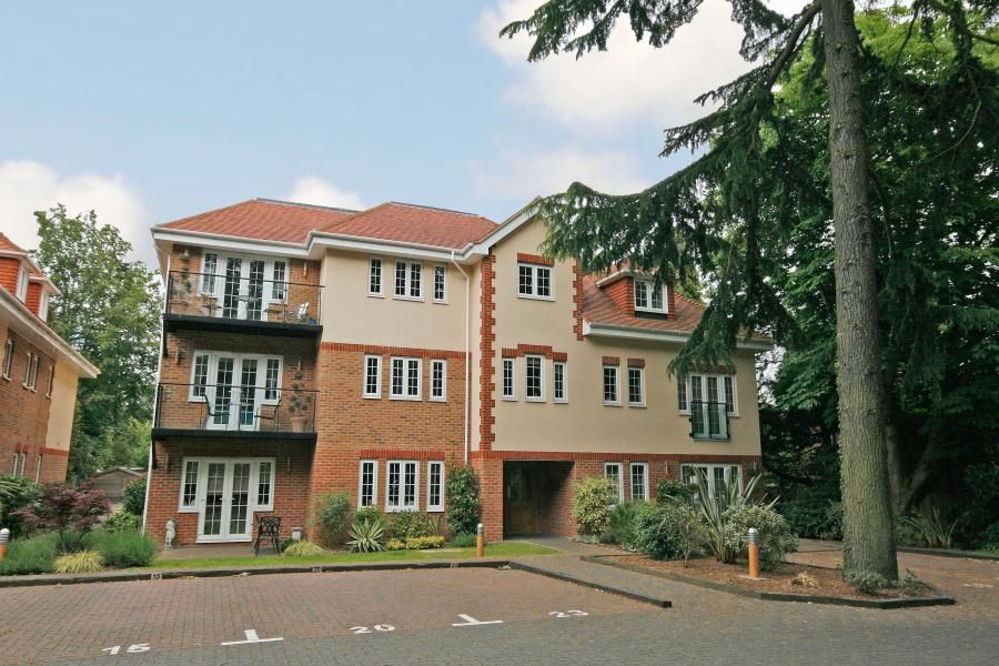 2 bed flat to rent in Sheerwater Road, Woodham, Addlestone KT15, £1,550 pcm