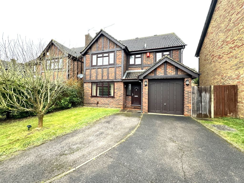 4 bed detached house to rent in Wickford Way, Lower Earley, Reading RG6, £2,400 pcm