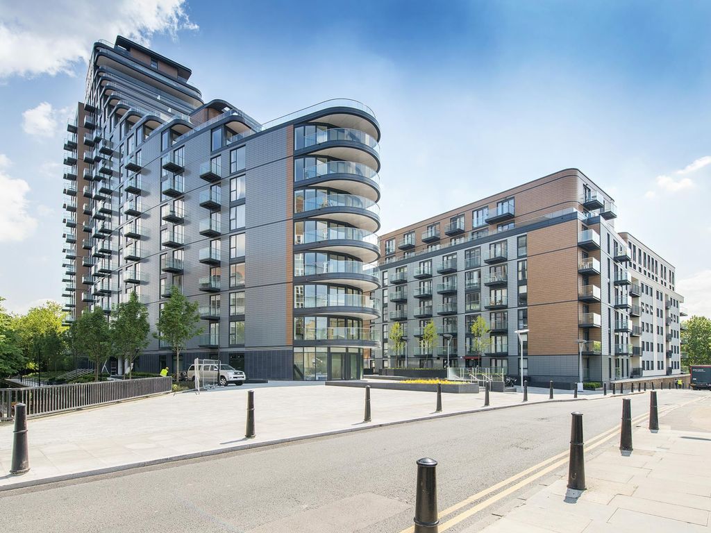 2 bed flat for sale in Park Vista Tower, 21 Wapping Lane, London E1W, £650,000