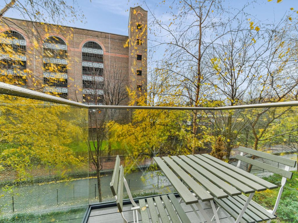2 bed flat for sale in Park Vista Tower, 21 Wapping Lane, London E1W, £650,000