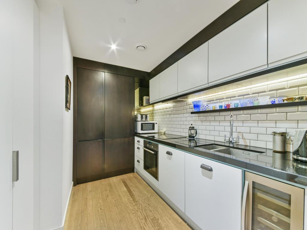 2 bed flat for sale in Park Vista Tower, 21 Wapping Lane, London E1W, £650,000