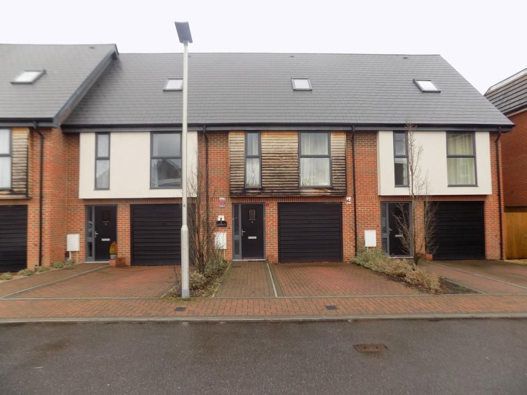 3 bed town house to rent in Faircross Court, Thatcham RG18, £1,600 pcm
