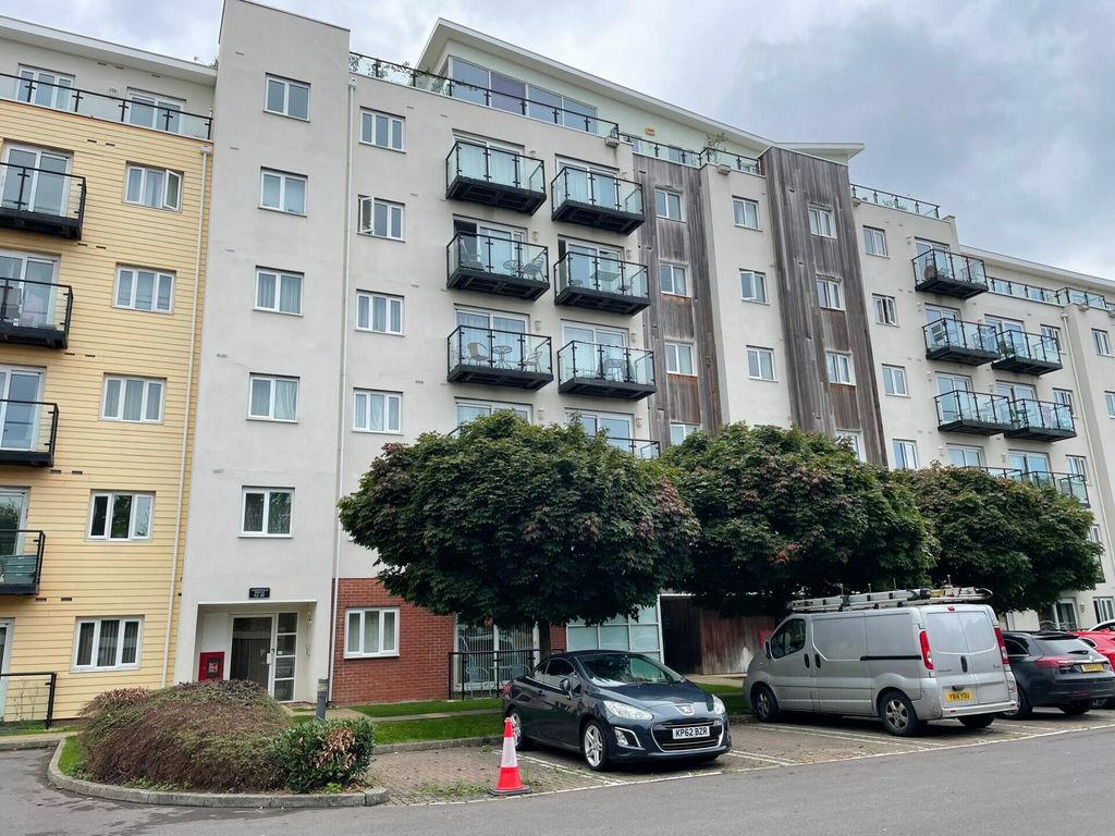 2 bed flat to rent in Gisors Road, Southsea PO4, £1,050 pcm
