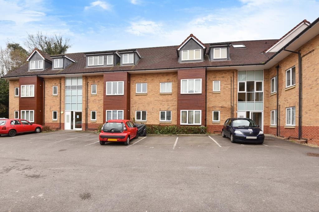 2 bed flat to rent in Sandown Court, High Wycombe HP12, £1,250 pcm