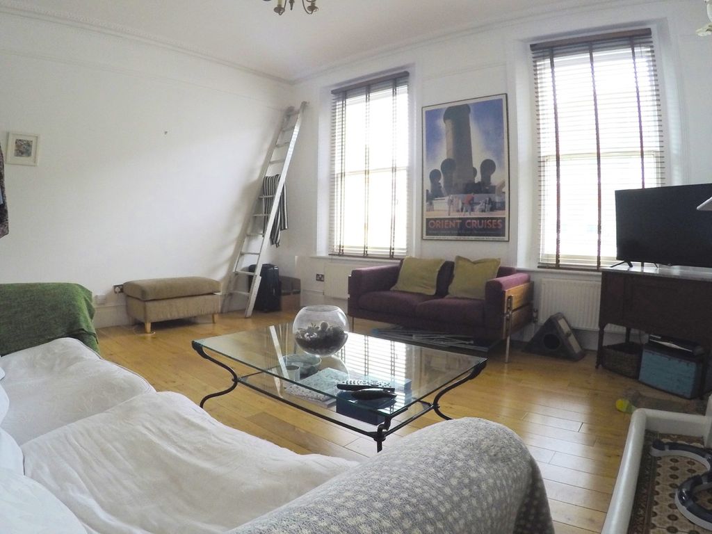 2 bed maisonette to rent in Upper Street, Islington N1, £2,578 pcm