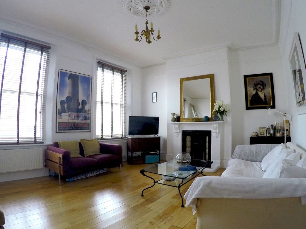 2 bed maisonette to rent in Upper Street, Islington N1, £2,578 pcm