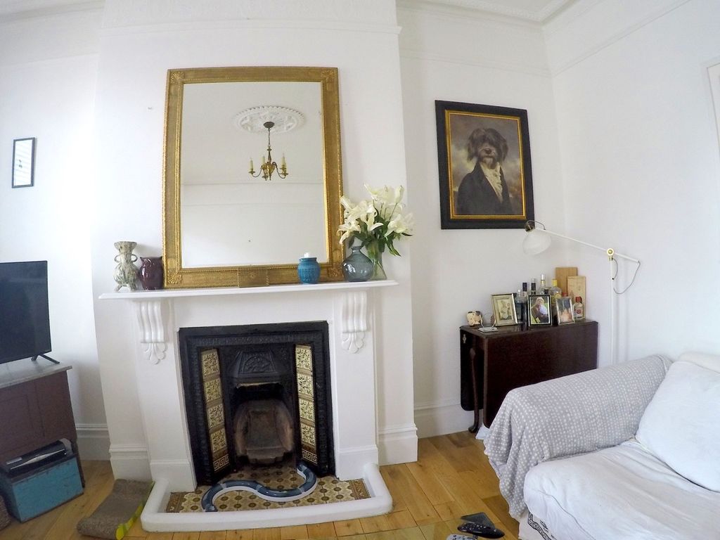 2 bed maisonette to rent in Upper Street, Islington N1, £2,578 pcm