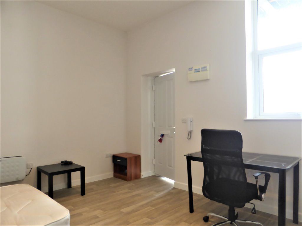 Studio to rent in Osmond Road, Hove BN3, £1,050 pcm