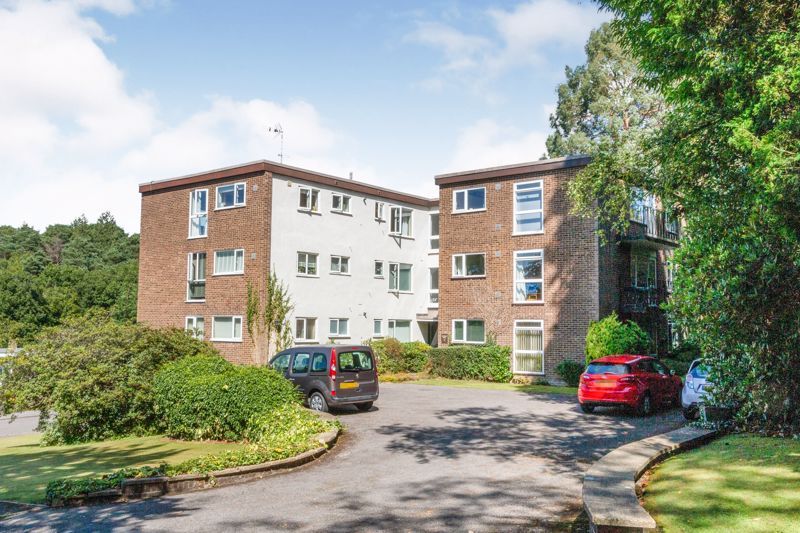 2 bed flat to rent in Hurstmere Close, Grayshott, Hindhead GU26, £1,000 pcm