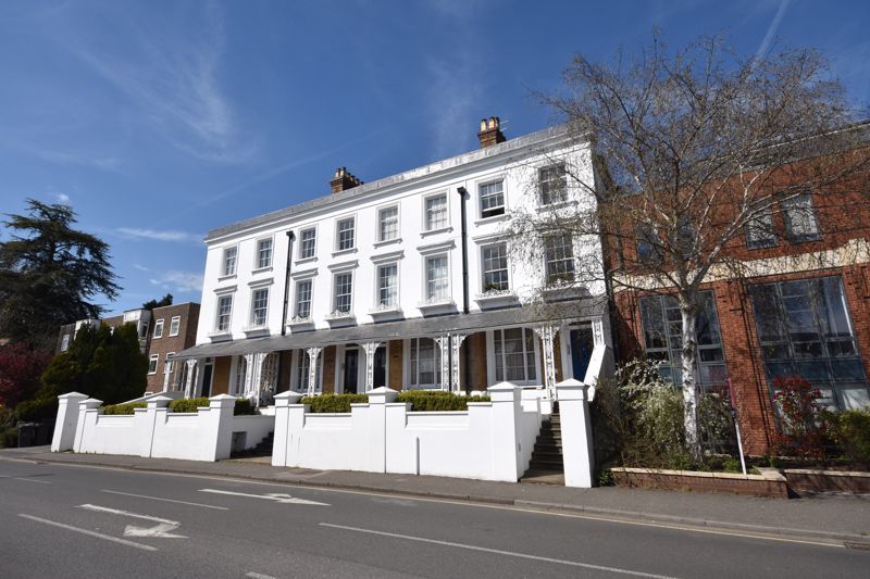 3 bed flat to rent in East Street, Farnham GU9, £1,800 pcm