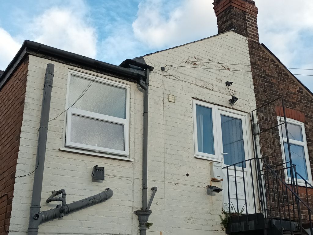 2 bed flat to rent in Oldham Street, Warrington WA4, £550 pcm