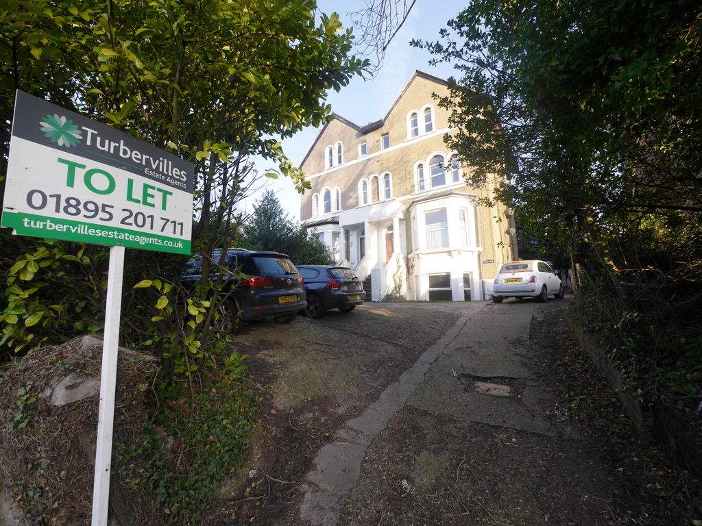 2 bed flat to rent in Harefield Road, Uxbridge, Hillingdon UB8, £1,000 pcm