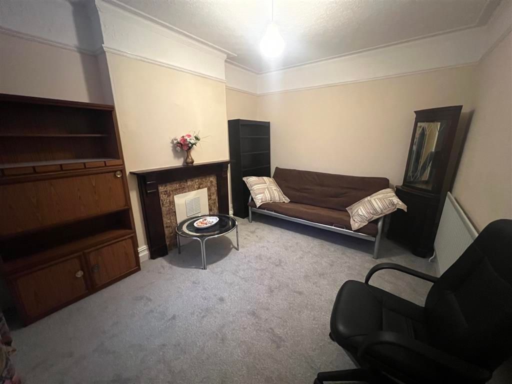 3 bed property to rent in Belvedere Road, Burton-On-Trent DE13, £825 pcm