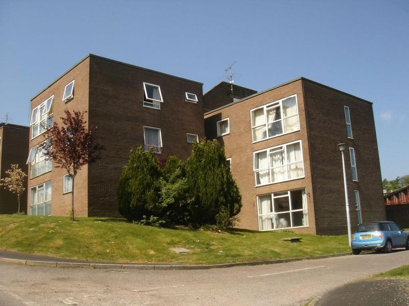 2 bed flat to rent in Falcon Court, Alton GU34, £975 pcm