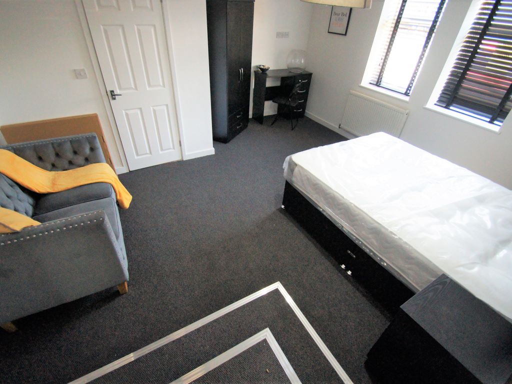 Room to rent in Walsgrave Road, Coventry CV2, £500 pcm