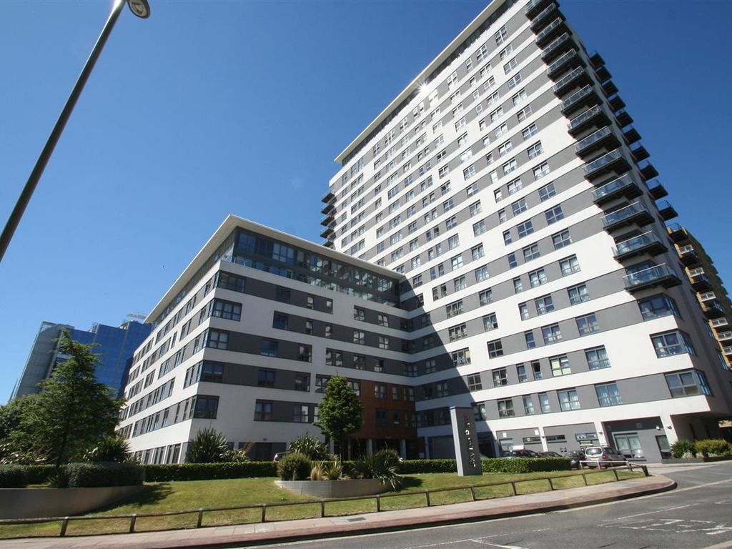 1 bed flat to rent in Skyline Plaza, Town Centre, Basingstoke, Hants RG21, £900 pcm