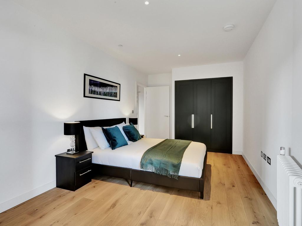 1 bed flat for sale in Astell House, London City Island, London E14, £475,000