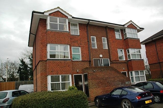 2 bed flat to rent in Josephs Road, Guildford GU1, £1,295 pcm