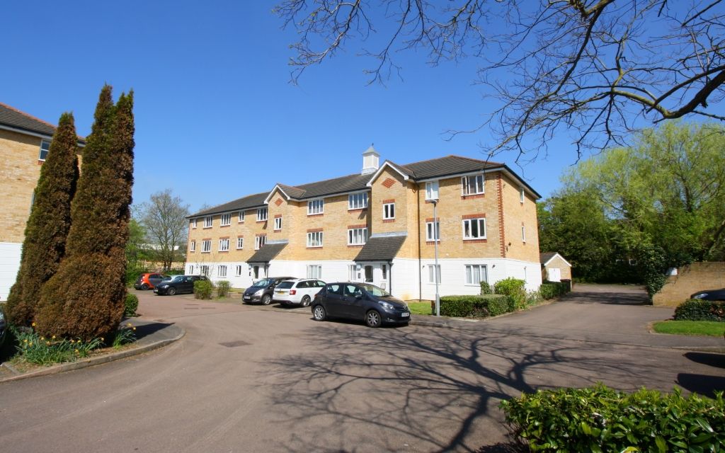 2 bed flat to rent in Chipstead Close, Sutton SM2, £1,500 pcm