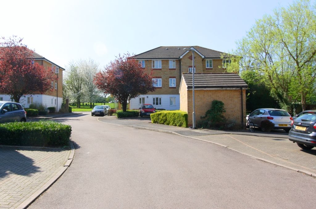 2 bed flat to rent in Chipstead Close, Sutton SM2, £1,500 pcm