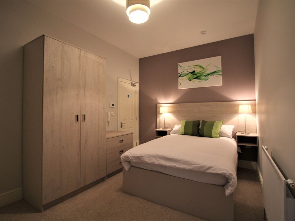 Room to rent in Bulmershe Road, Reading, Berkshire RG1, £895 pcm