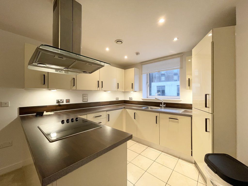 2 bed flat to rent in Fleet Street, Brighton BN1, £2,000 pcm