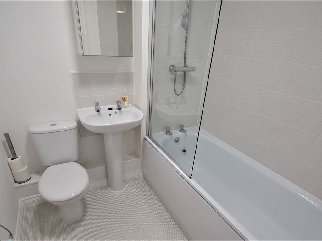 2 bed flat to rent in Anglian Way, Coventry CV3, £950 pcm