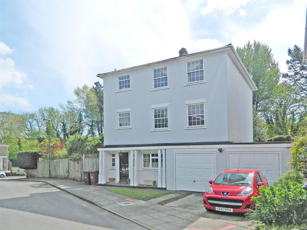 5 bed detached house for sale in Heathfield Close, Midhurst GU29, £600,000