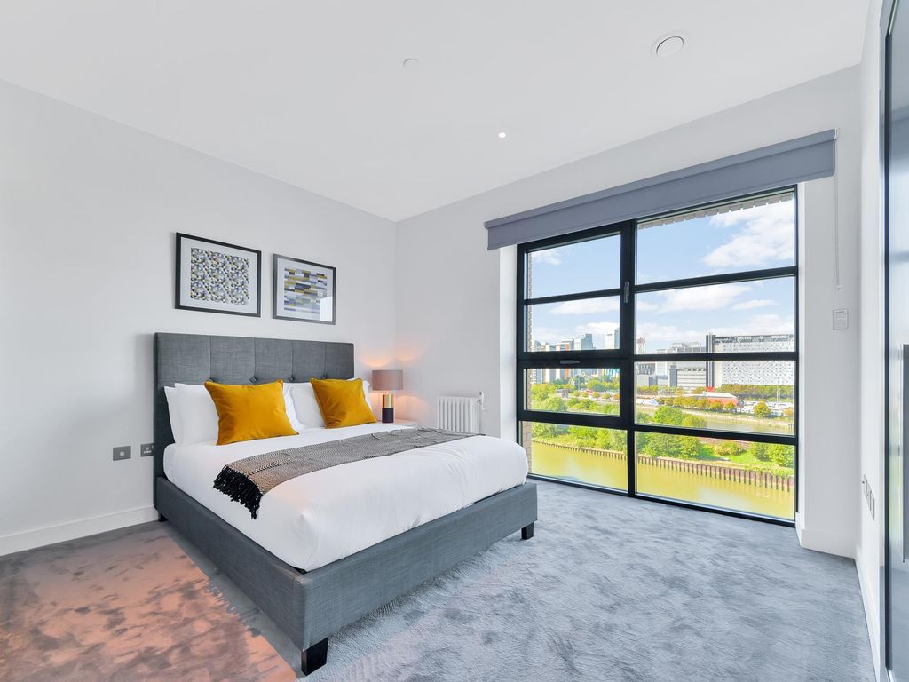 2 bed flat for sale in Astell House, London City Island, London E14, £685,000