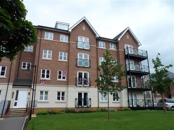 2 bed flat to rent in Viridian Square, Aylesbury HP21, £1,300 pcm