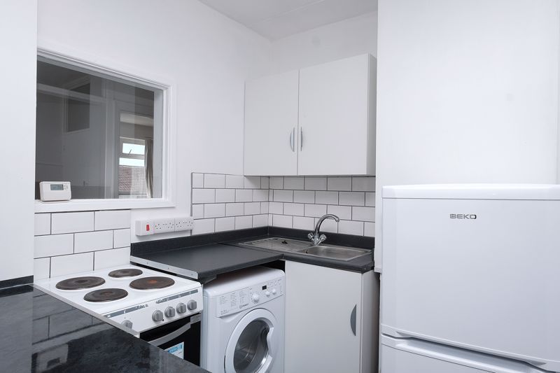 3 bed flat to rent in Milner Road, Brighton BN2, £2,268 pcm