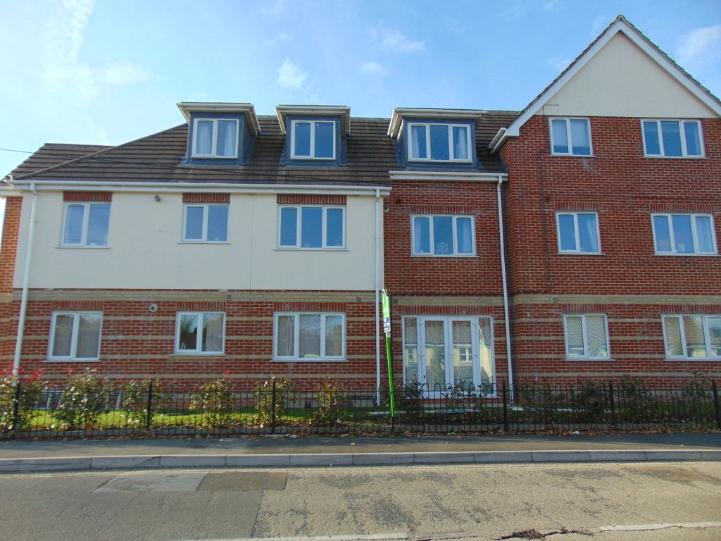 2 bed flat to rent in Sunday Hills Court, Bursledon Road, Southampton SO30, £975 pcm