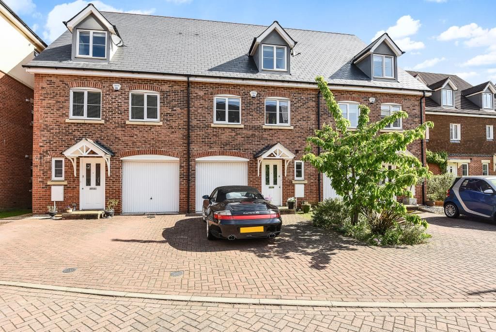 3 bed town house to rent in Virginia Water, Surrey GU25, £3,000 pcm