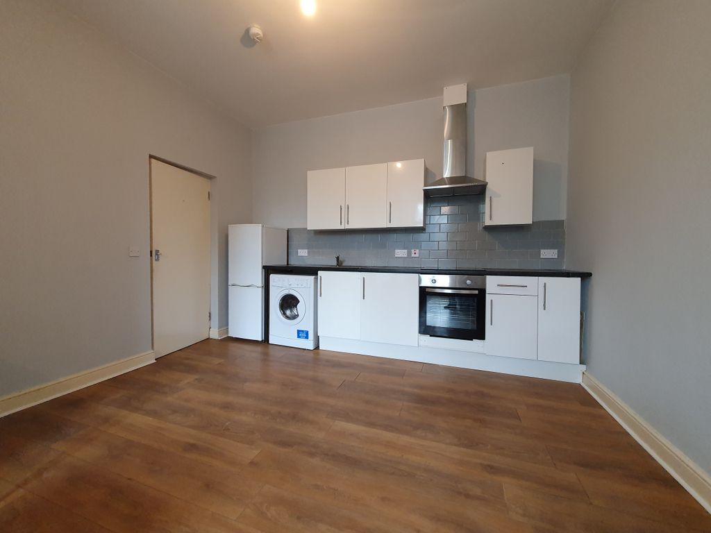 2 bed flat to rent in Newport Road, Adamsdown CF24, £1,000 pcm