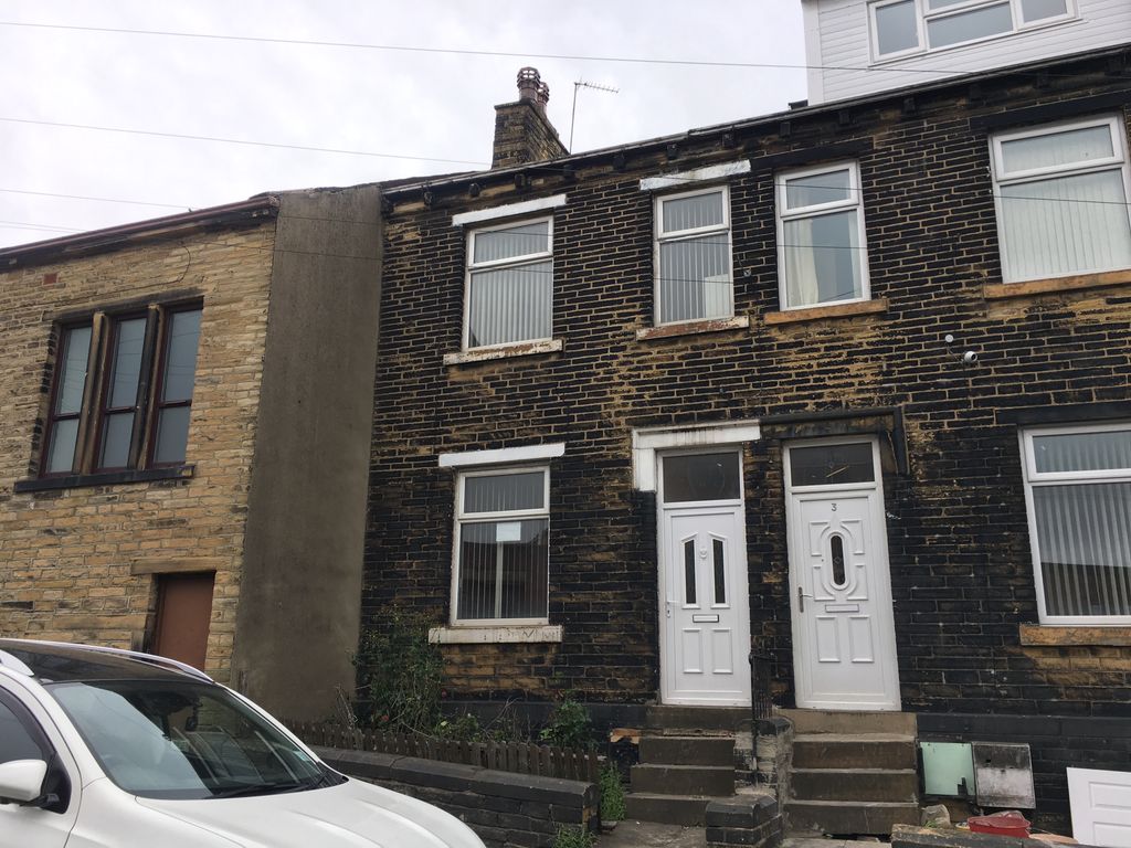 2 bed terraced house to rent in Akam Road, Bradford BD1, £650 pcm