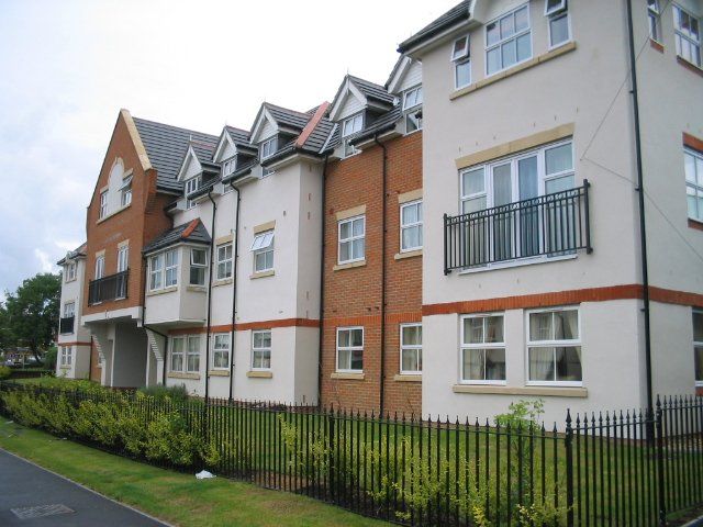 2 bed flat to rent in Goldsworth Road, Woking GU21, £1,600 pcm