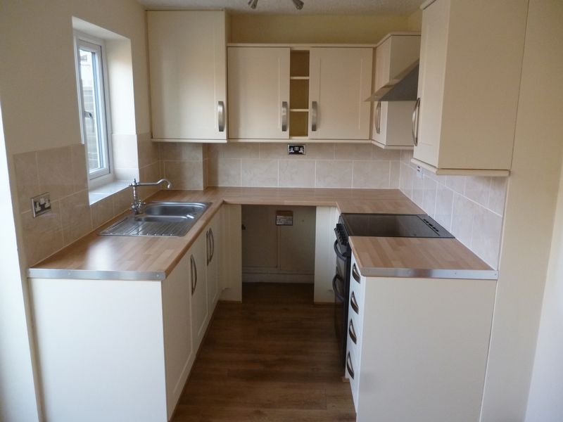 2 bed terraced house to rent in Lincoln Way, Daventry NN11, £850 pcm