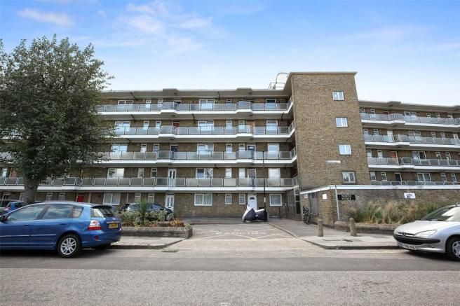 3 bed flat to rent in Grove Street, London SE8, £1,600 pcm