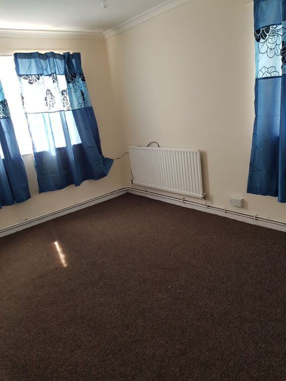 3 bed flat to rent in Grove Street, London SE8, £1,600 pcm