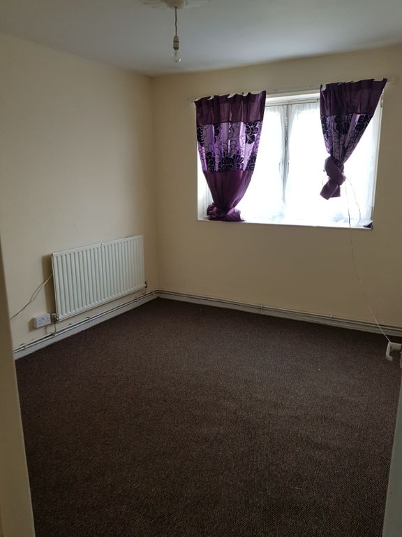 3 bed flat to rent in Grove Street, London SE8, £1,600 pcm