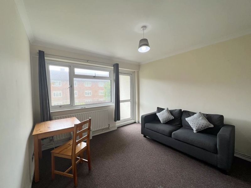 3 bed flat to rent in Queensway, Brighton BN2, £1,996 pcm